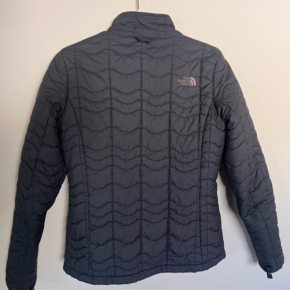 The North Face Women's Quilted Puffer Jacket in Dark Gray